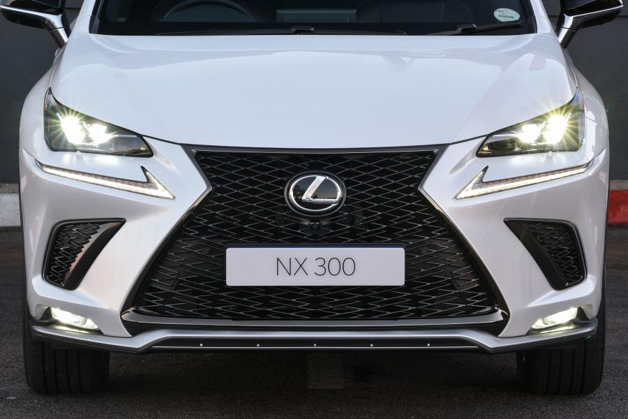  Lexus NX300 F-Sport 2017 года  (ZA) (фото 11 из 40)